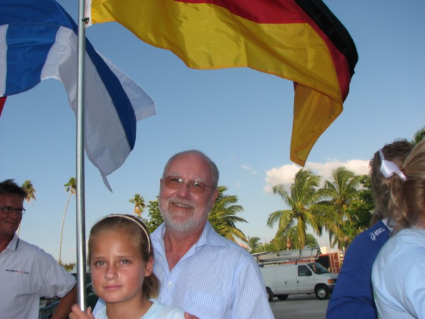 2009_11_07 Flagge mit Detlef und Kind