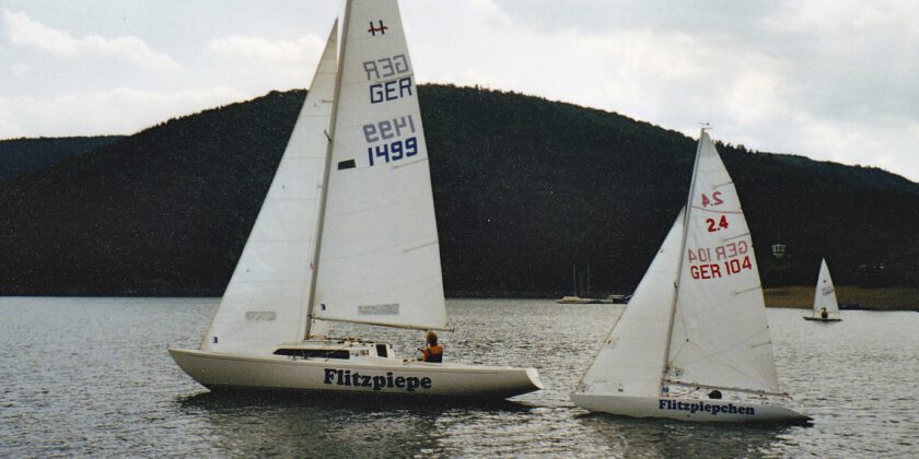 25 Jahre segeln im 2.4er<span class="rmp-archive-results-widget "><i class=" rmp-icon rmp-icon--ratings rmp-icon--star rmp-icon--full-highlight"></i><i class=" rmp-icon rmp-icon--ratings rmp-icon--star rmp-icon--full-highlight"></i><i class=" rmp-icon rmp-icon--ratings rmp-icon--star rmp-icon--full-highlight"></i><i class=" rmp-icon rmp-icon--ratings rmp-icon--star rmp-icon--full-highlight"></i><i class=" rmp-icon rmp-icon--ratings rmp-icon--star rmp-icon--full-highlight"></i> <span>5 (12)</span></span>